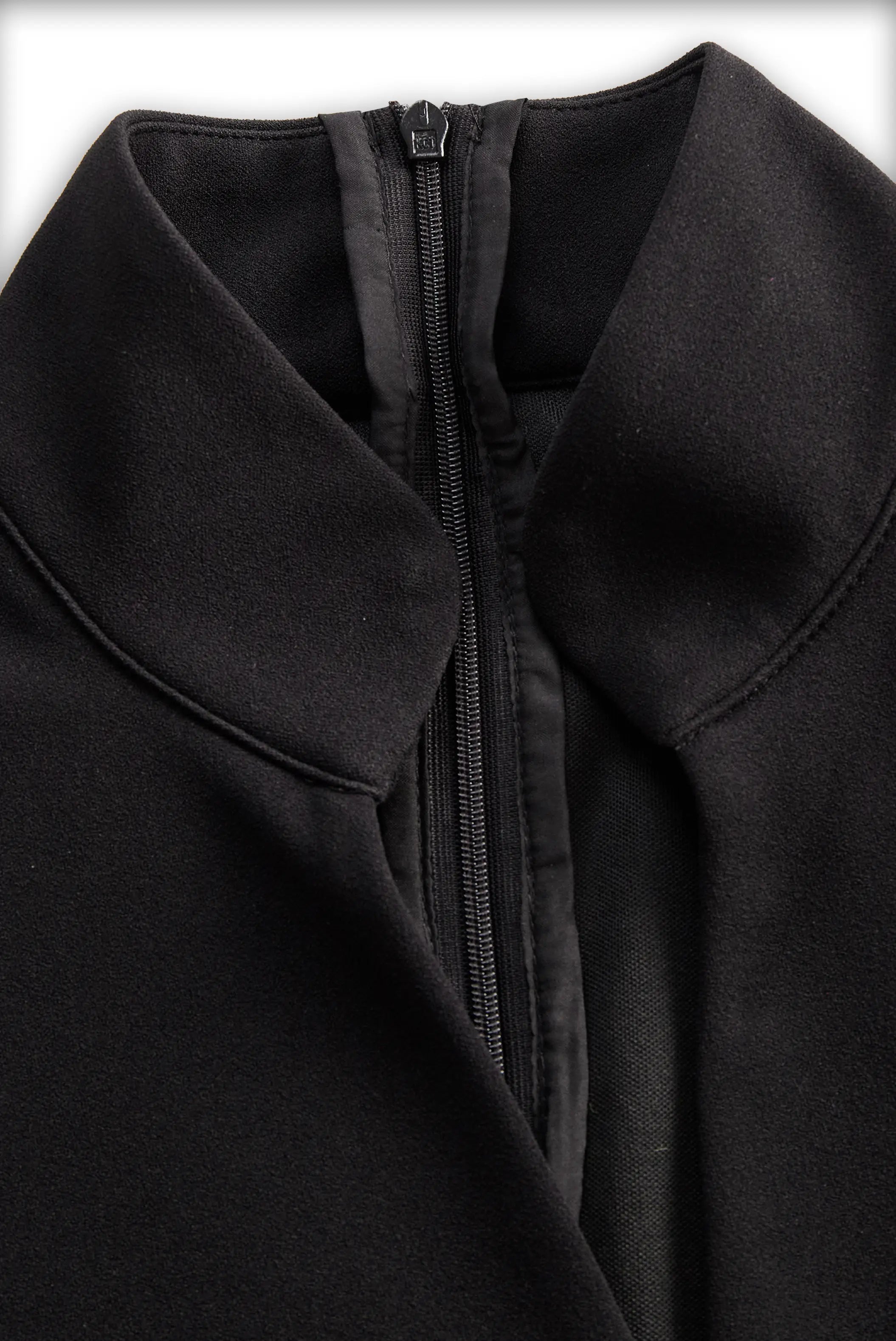 Nora | Vestido Negro con Cinturón y Cuello Mandarin Alba Madrid