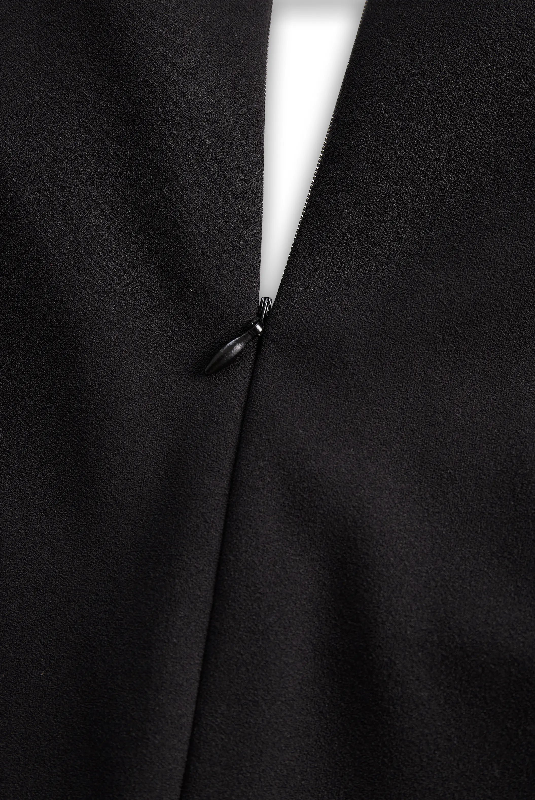 Nora | Vestido Negro con Cinturón y Cuello Mandarin Alba Madrid