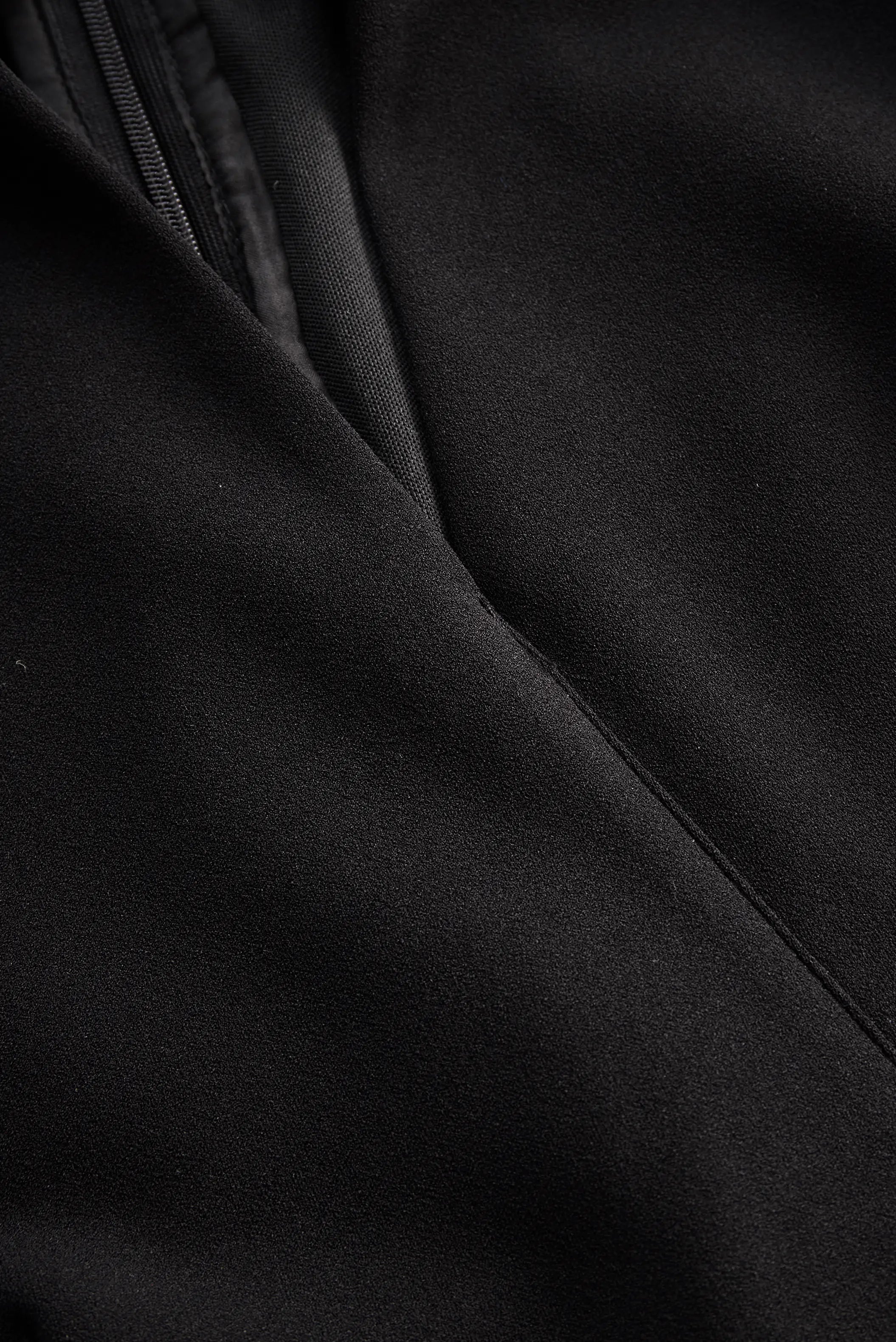 Nora | Vestido Negro con Cinturón y Cuello Mandarin Alba Madrid