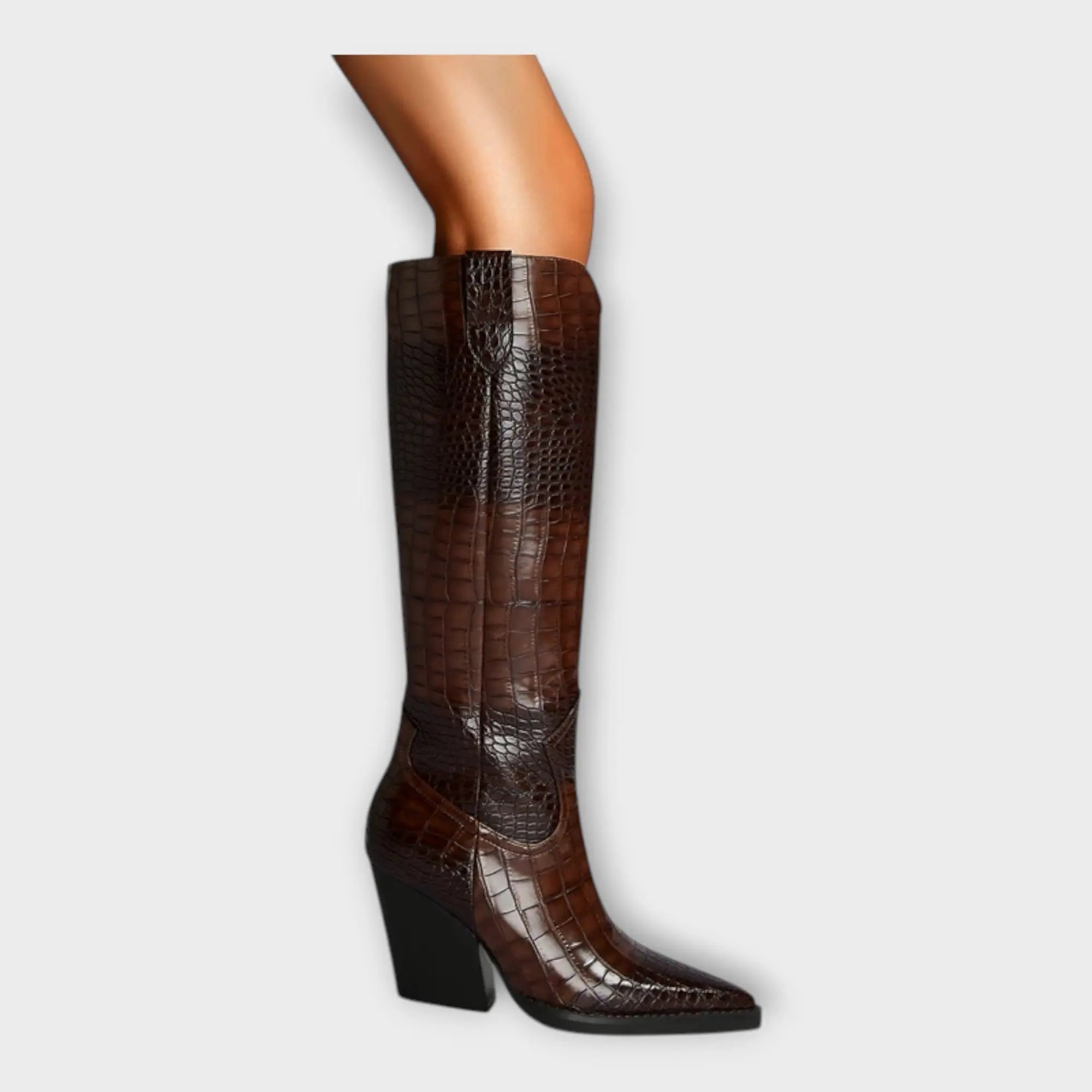Botas con estampado de cocodrilo y elegante tacón Alba Madrid