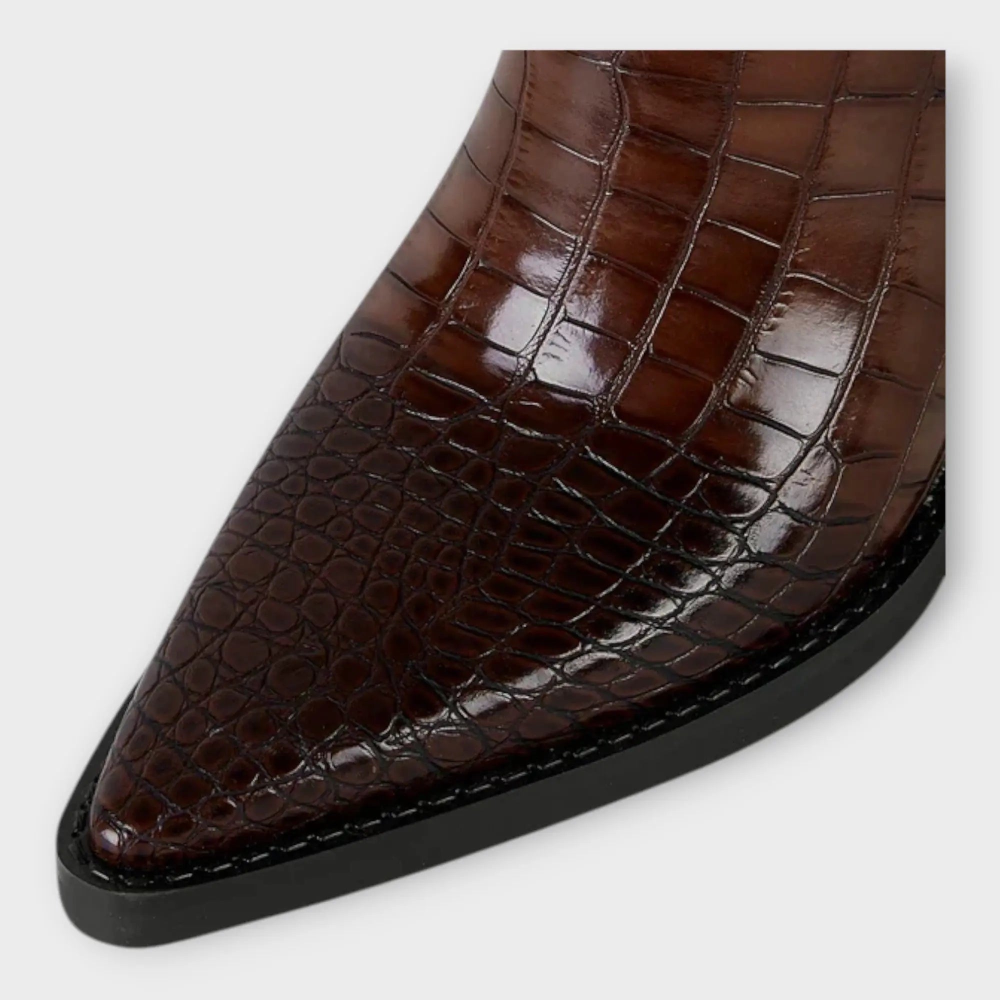 Botas con estampado de cocodrilo y elegante tacón Alba Madrid