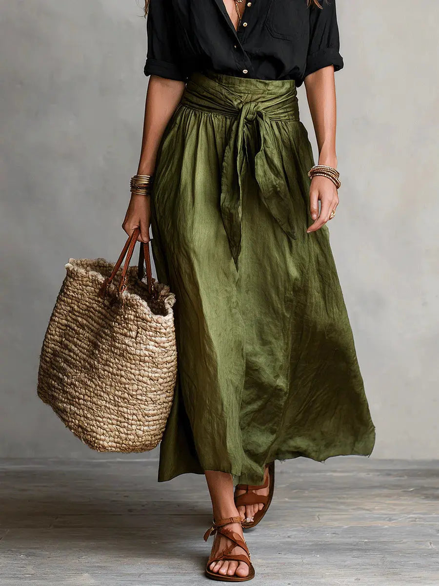Carmen | Conjunto de dos piezas: camiseta negra y falda midi verde oliva Alba Madrid