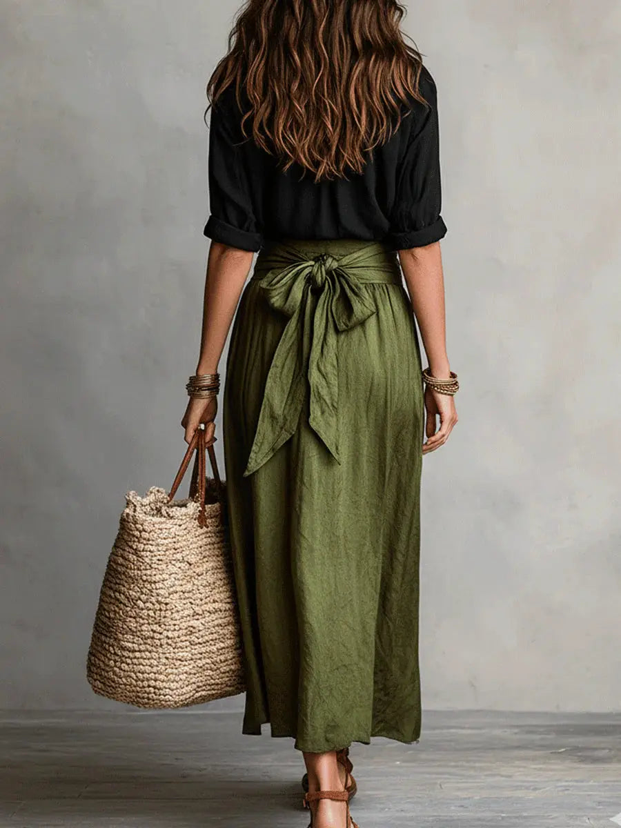 Carmen | Conjunto de dos piezas: camiseta negra y falda midi verde oliva Alba Madrid