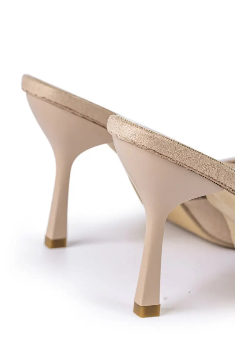 Zapatos de tacón con punta afilada decorados con cristales Alba Madrid