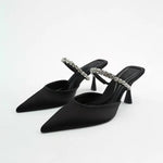 Zapatos de tacón con punta afilada decorados con cristales Alba Madrid