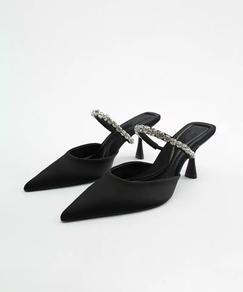 Zapatos de tacón con punta afilada decorados con cristales Alba Madrid